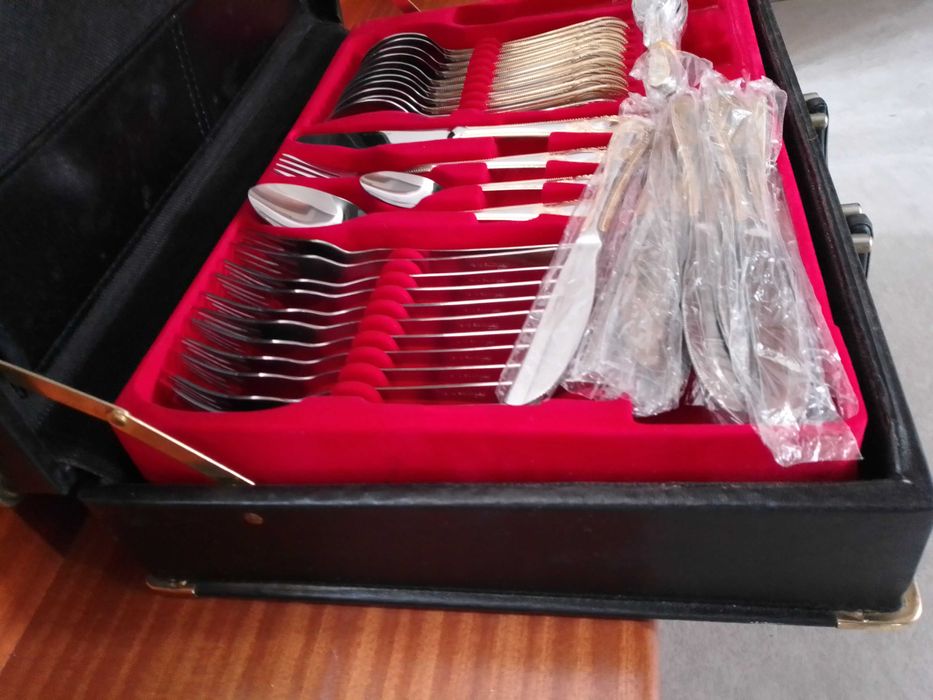 Faqueiro de 84 peças inox e dourado