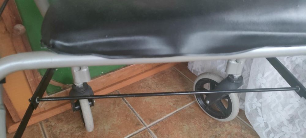 Sprzedam chodzik  czterokołowy z hamulcem