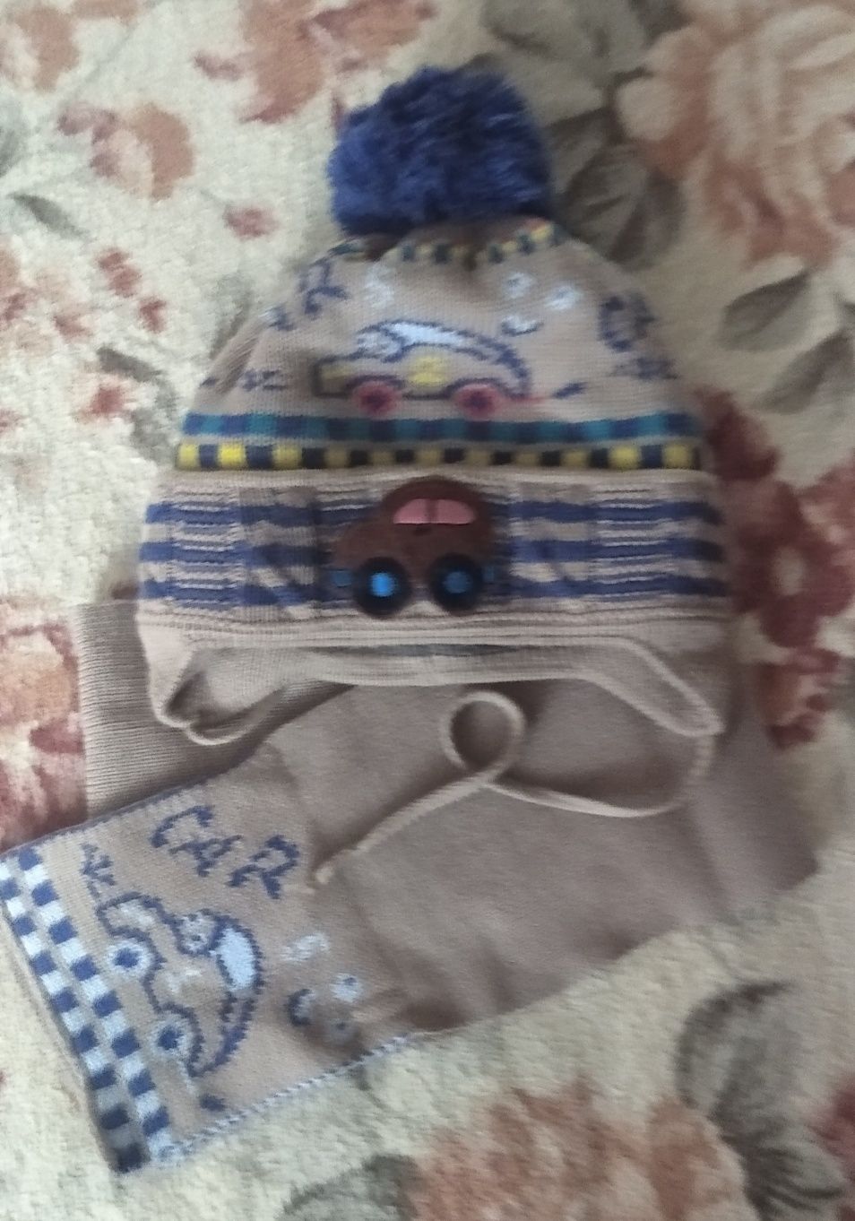 Теплая зимняя шапка с шарфом на мальчика