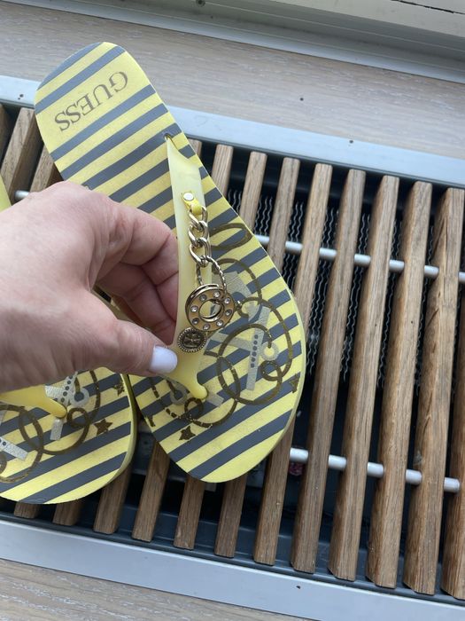 Вьетнамки-шлепки GUESS