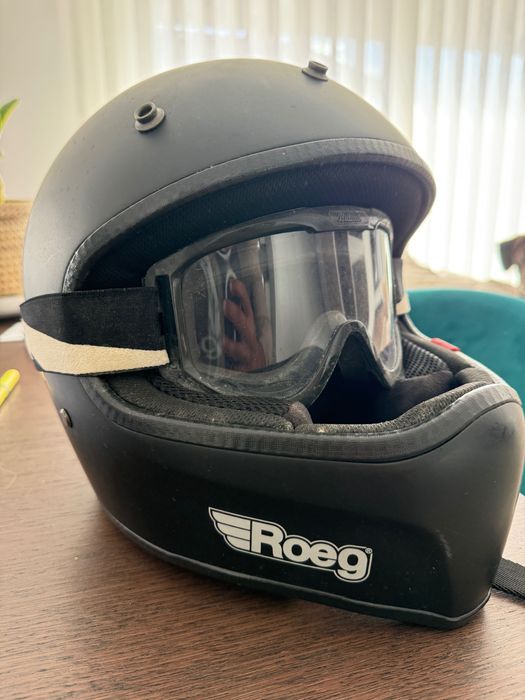 Casaco de pele segura e capacete roeg