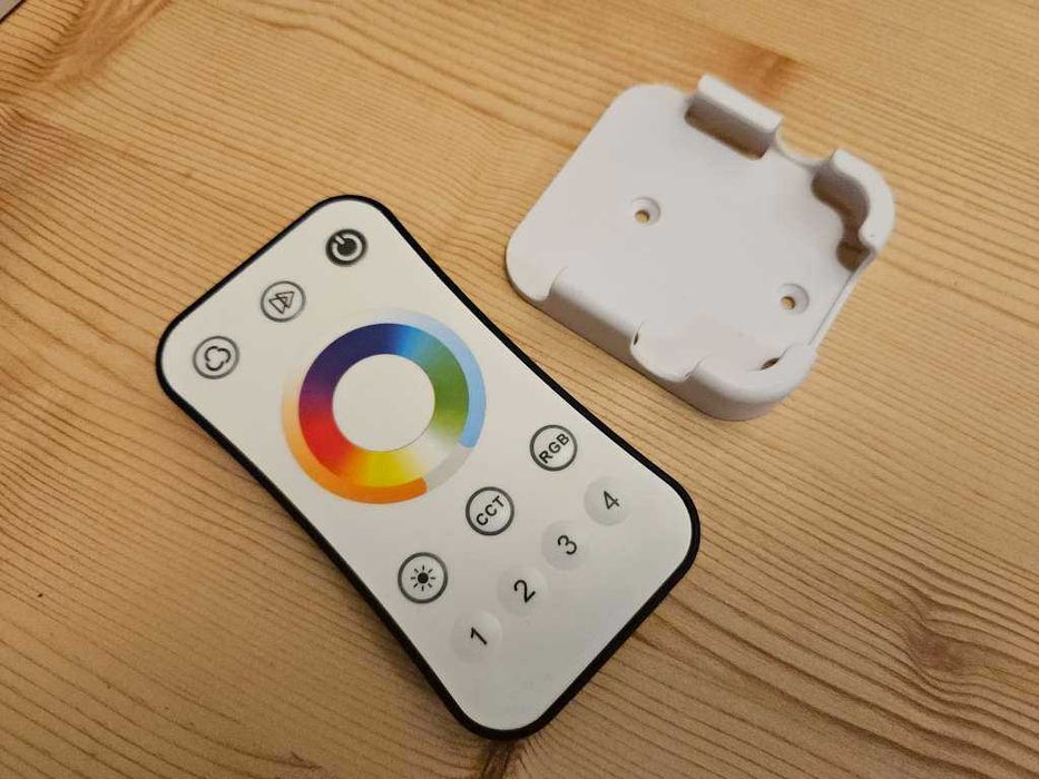 R8-5 (W) Pilot LED 3w1 - RGB/ RGB+W/ RGB+CCT - 4 strefowy uchwyt