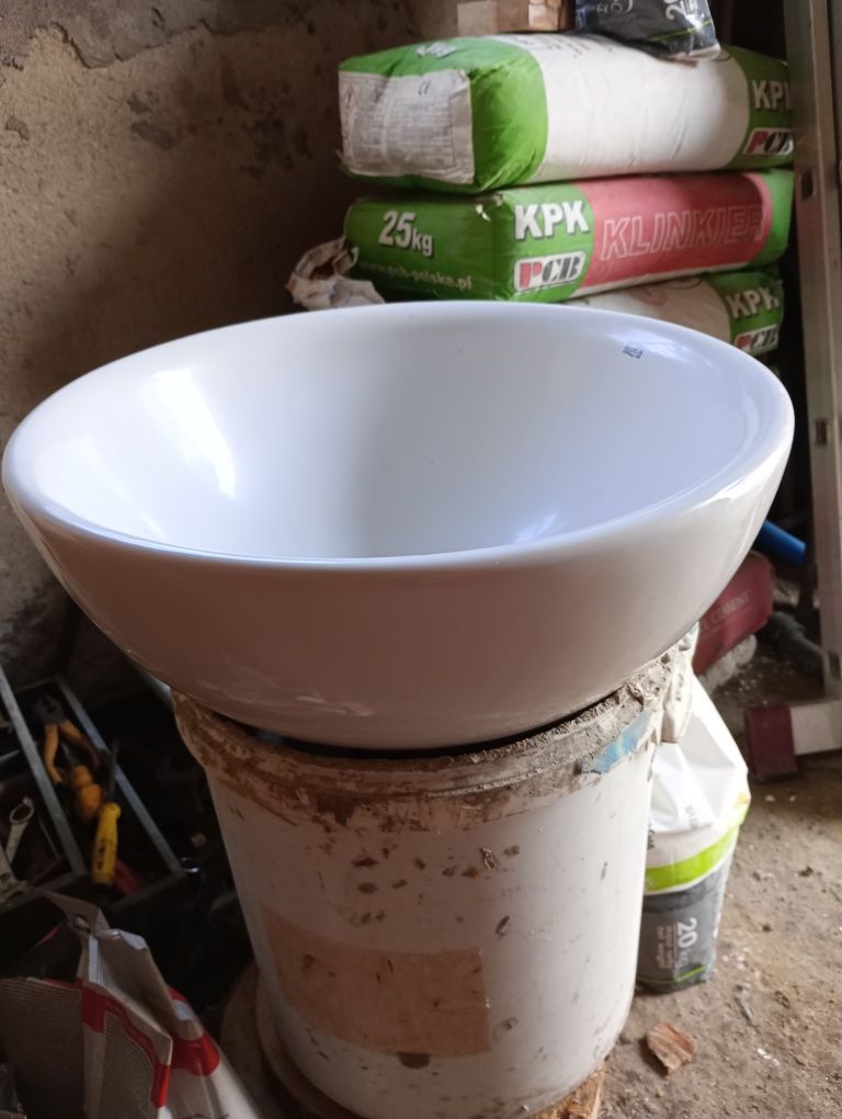 Umywalka nablatowa Roca z baterią
