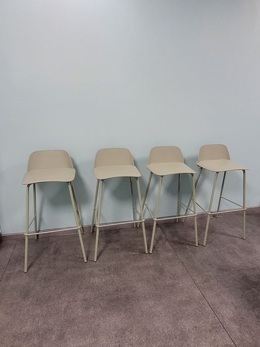 Nowoczesne hokery Beliani – pastelowy komplet