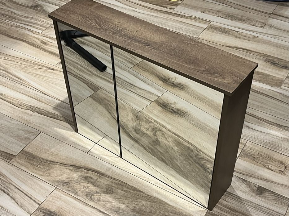 Szafka wisząca z lustrem