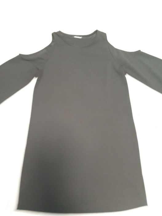 Чорна сукня з оголеними плечима