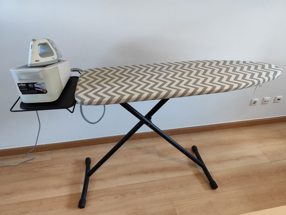 Ferro a vapor com tábua de passar