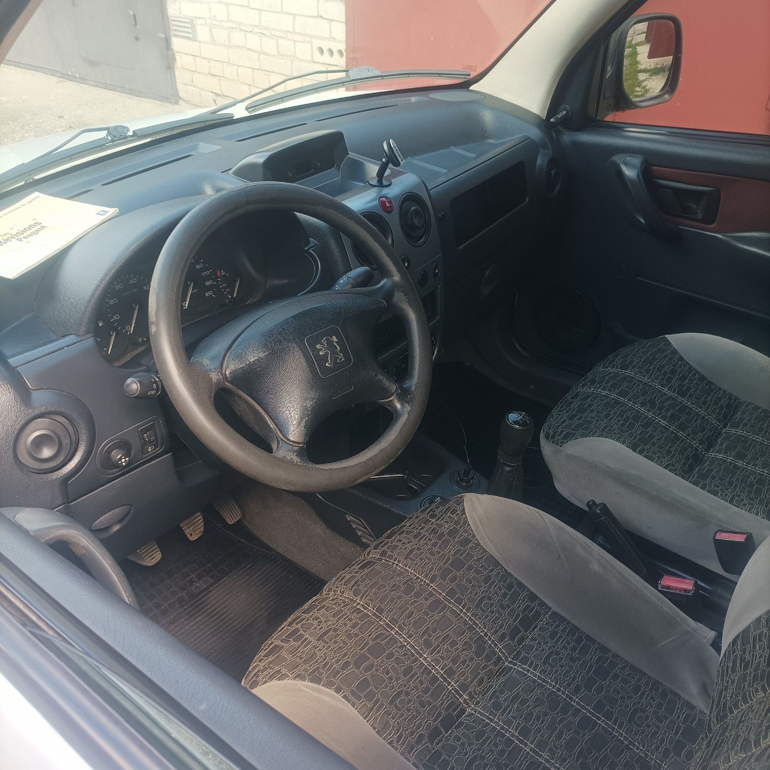 Автомобіль Пежо Партнер