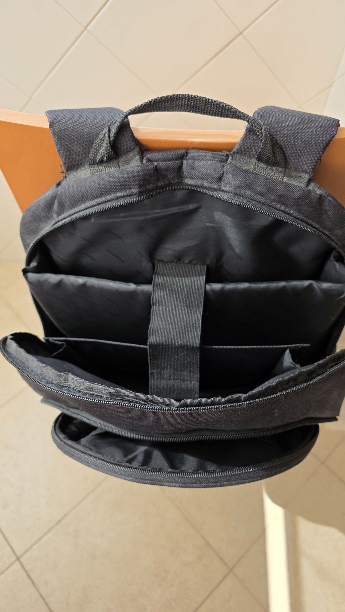 Mochila para portátil até 21" – Toshiba – Impecável