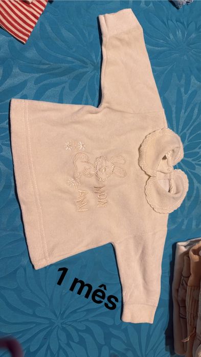 Várias camisolas de bebé