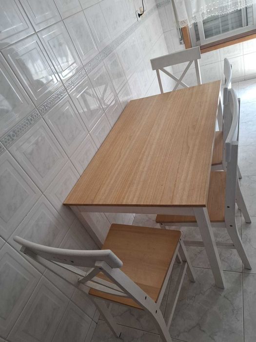 Mesa de cozinha de madeira