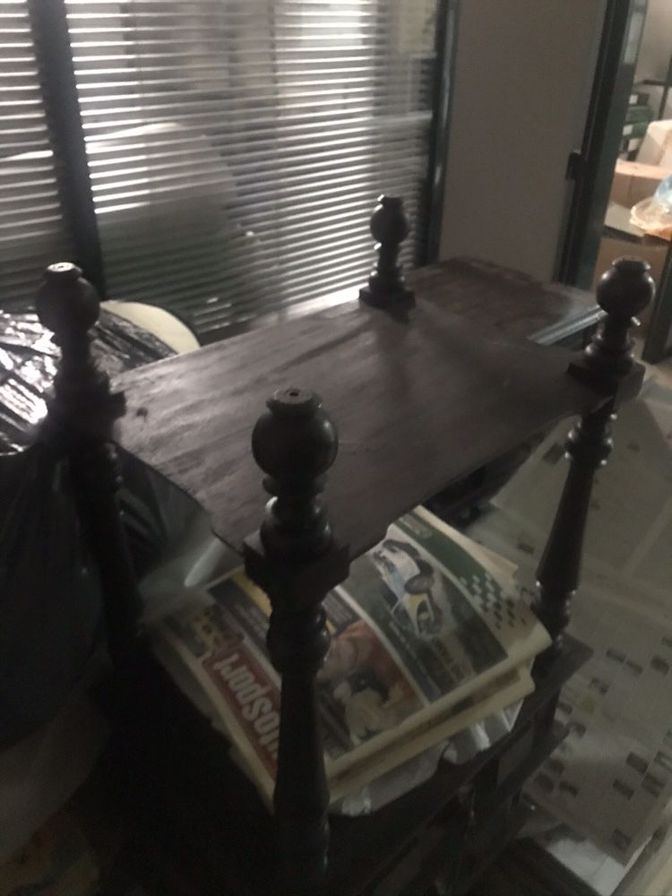 2 mesas de cabeceira de madeira antigas