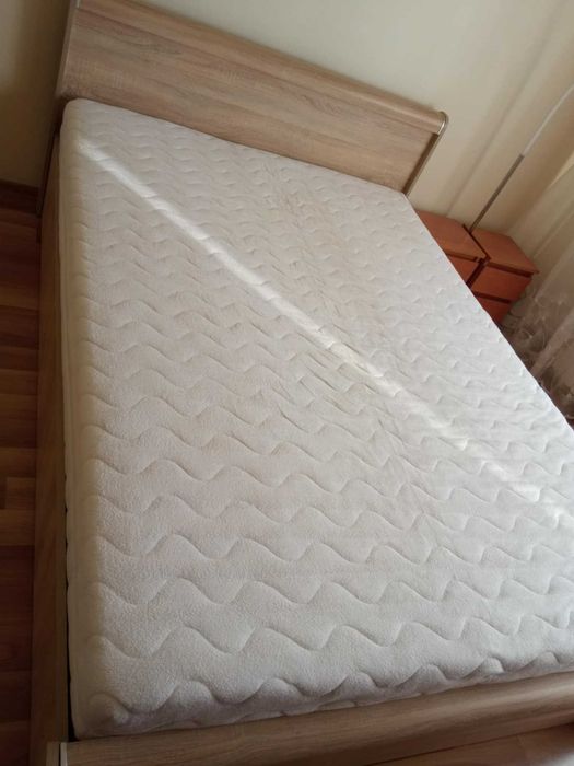 Łóżko z materacem 140x200