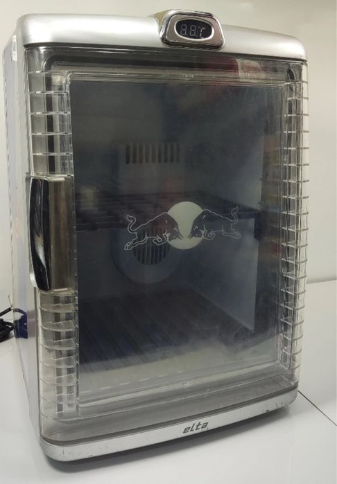 Kultowa mini lodówka Red Bull 16l – Must Have dla fana!