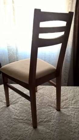 Mesa Cerejeira +4 Cadeiras (2 azuis e 2 brancas)