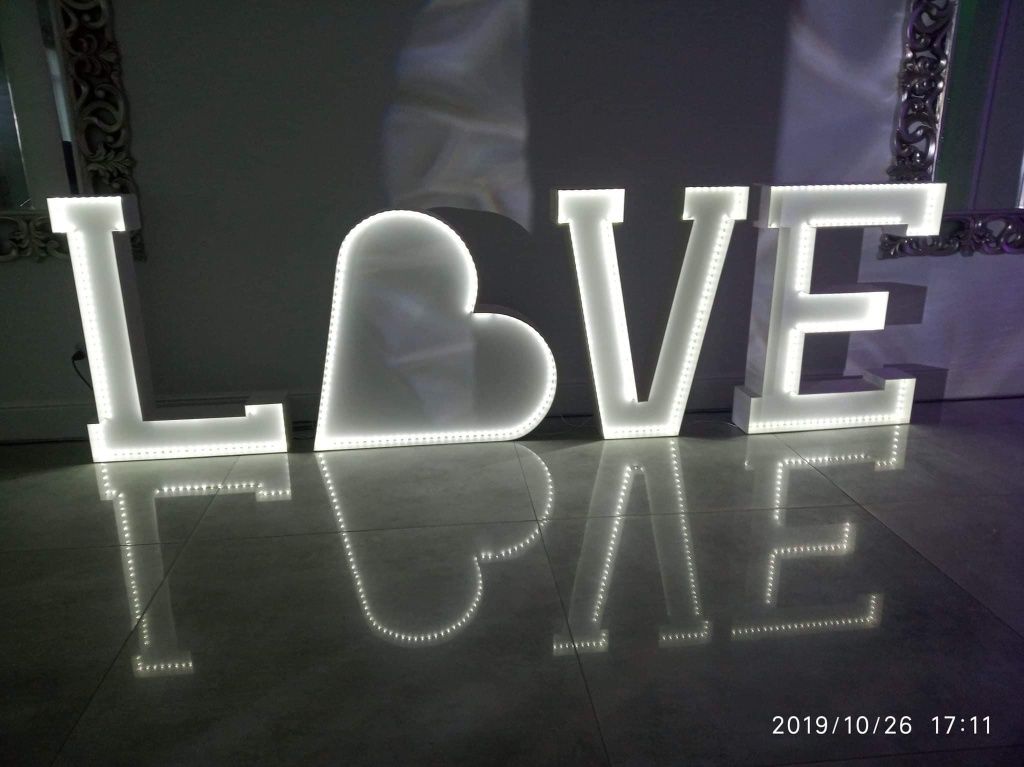 Fotobudka ciężki dym fontanny iskier napis Love napis 18