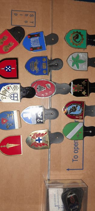 Vários itens de militaria / crachás/patchs