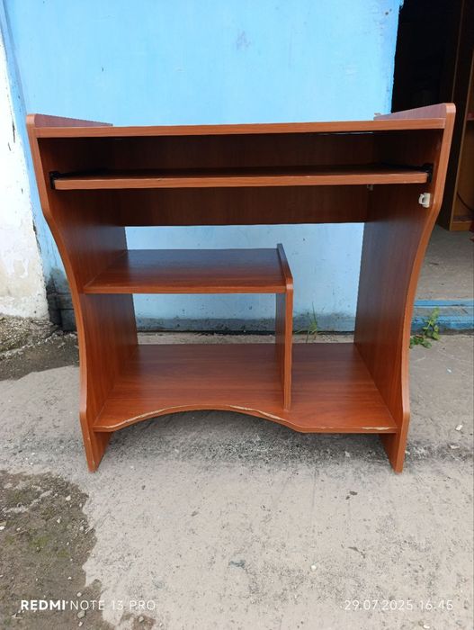 Стіл комп'ютерний