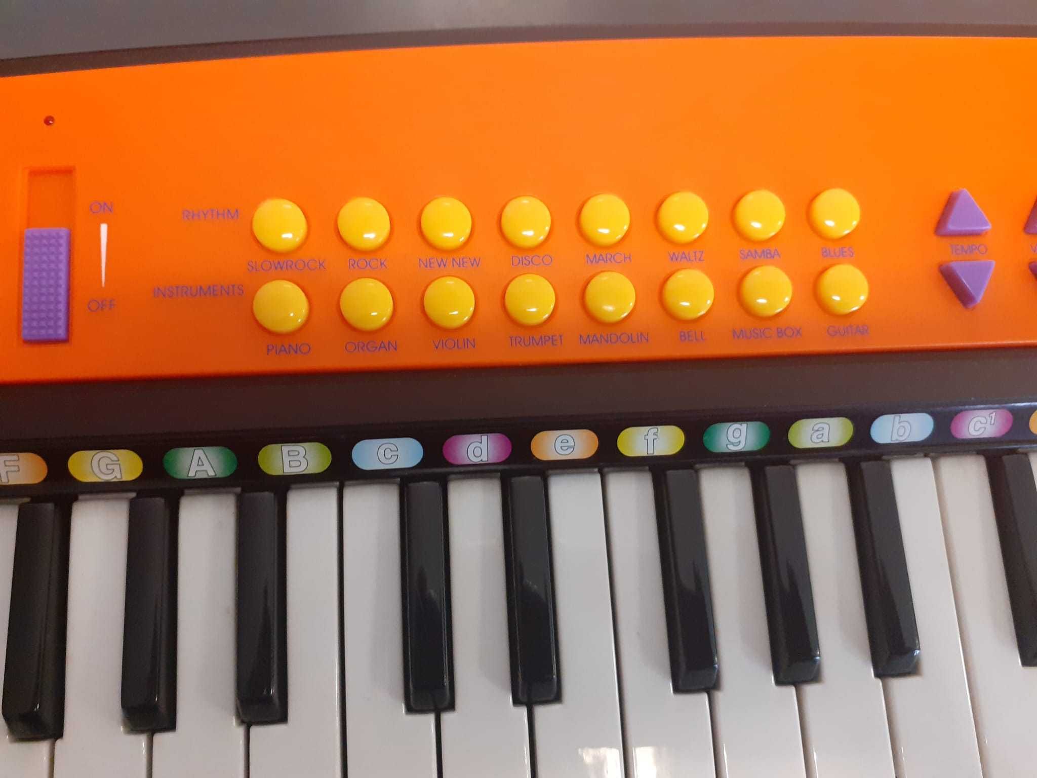 Teclado eletrónico de 22 teclas, com microfone, marca Simba