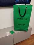 Bottega Veneta small hop torebka papierowa torba po zakupach etykietka