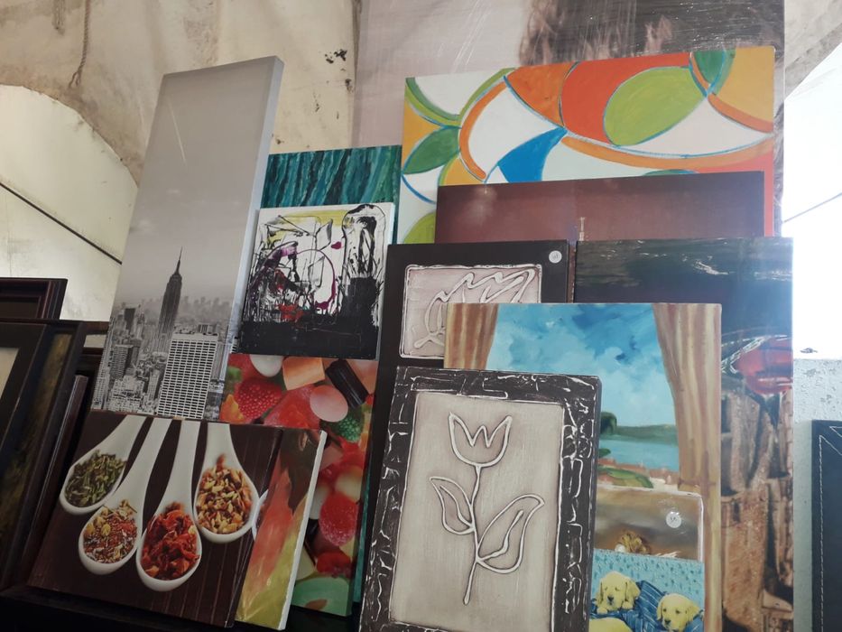 Quadros molduras e espelhos variados