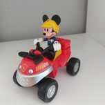 Myszka Mickey na quadzie.
