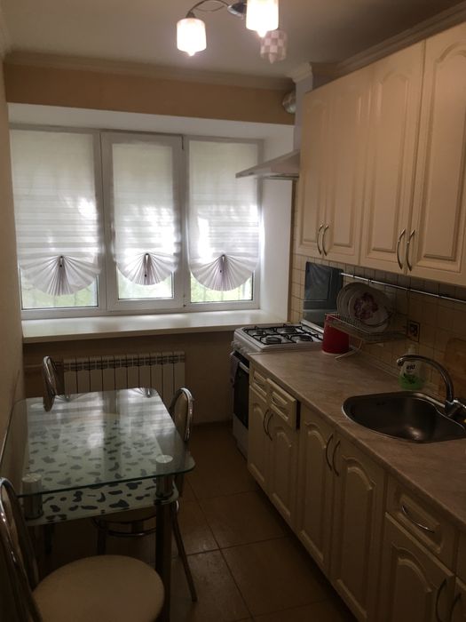 бульвар Лесі Украінки,14 подобово.метро Палацу Спорту