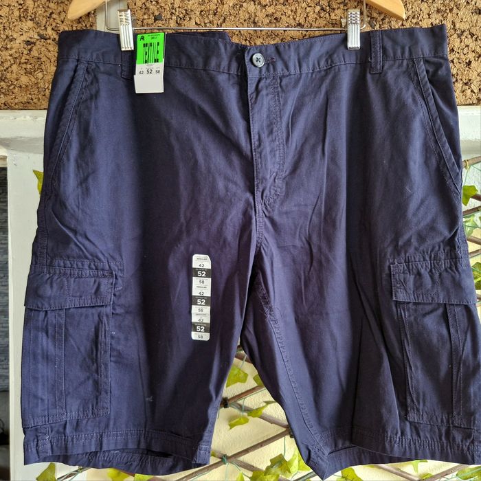 Bermudas calções novas multibolsos
Tecido /sarja em azul escuro
N 48
N