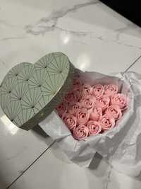 świąteczne pudełko z mydłem w postaci róż|19 róż