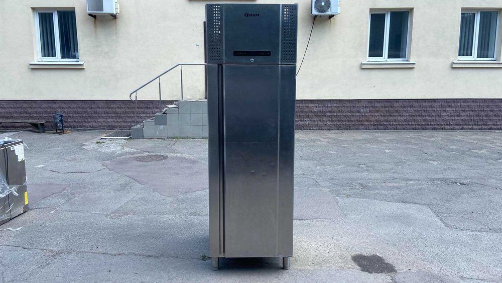 Б/у производственный холодильный шкаф из нержавейки для кафе ресторана