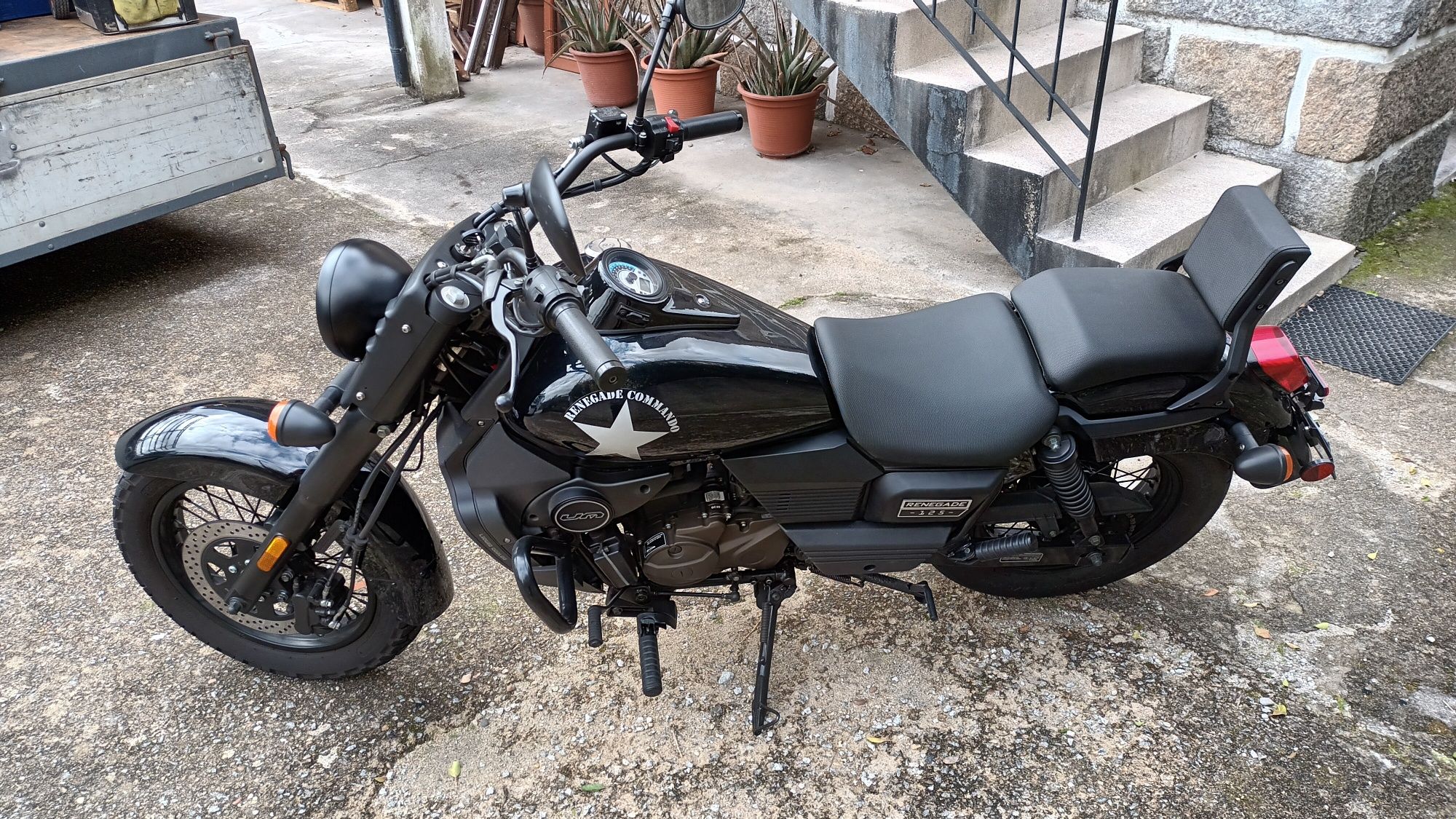 Moto UM commando 125cc