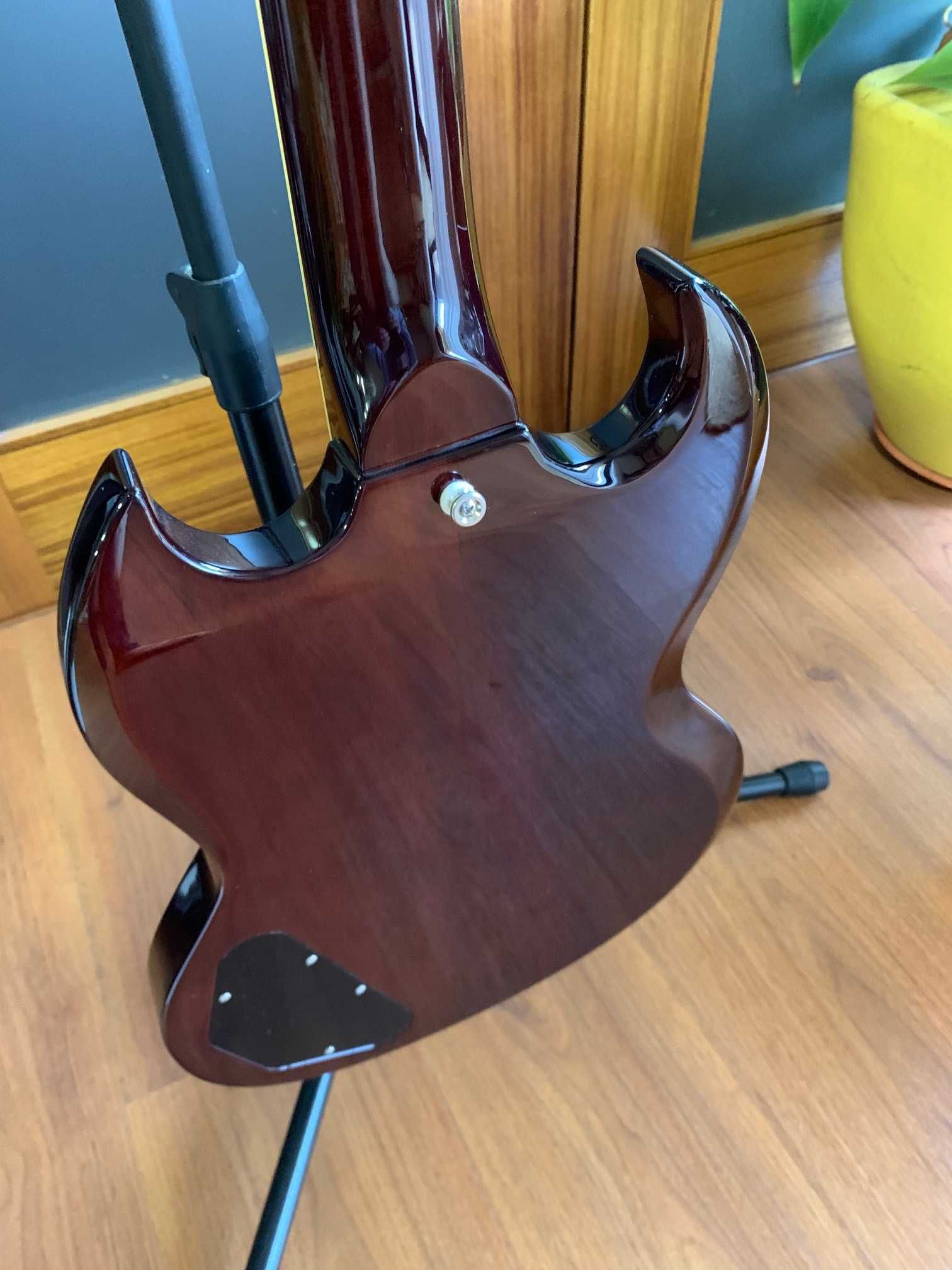 Guitarra Tokay SG 124 WN