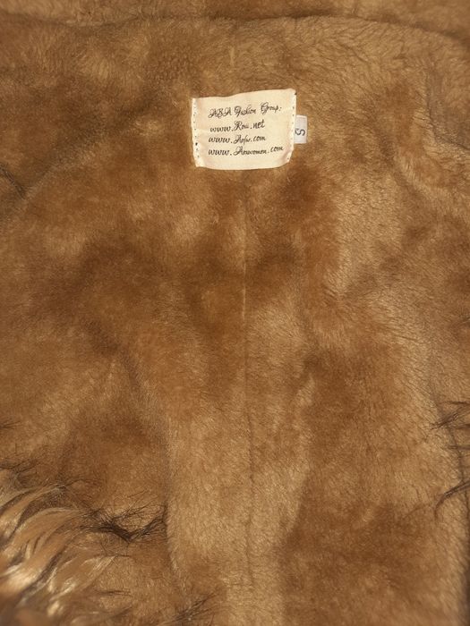 Джинсовая парка  - утепленный пуховик с капюшоном.