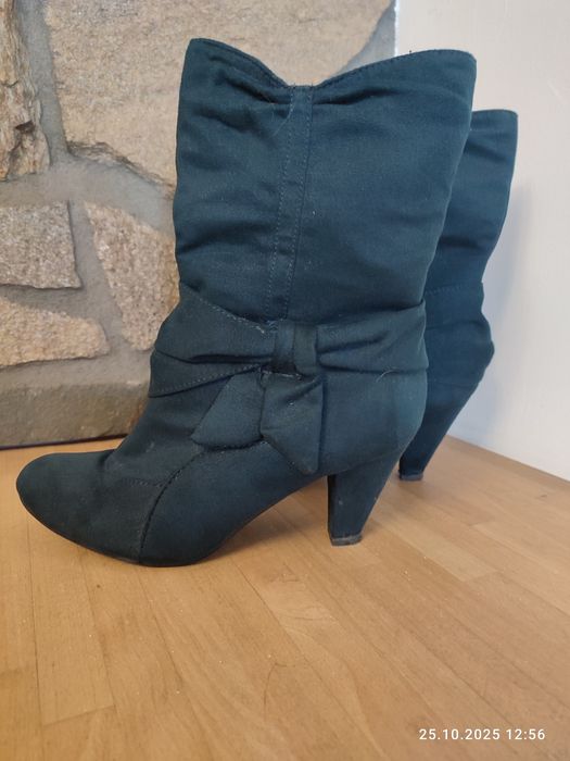 Eleganckie granatowe botki na obcasie z kokardą