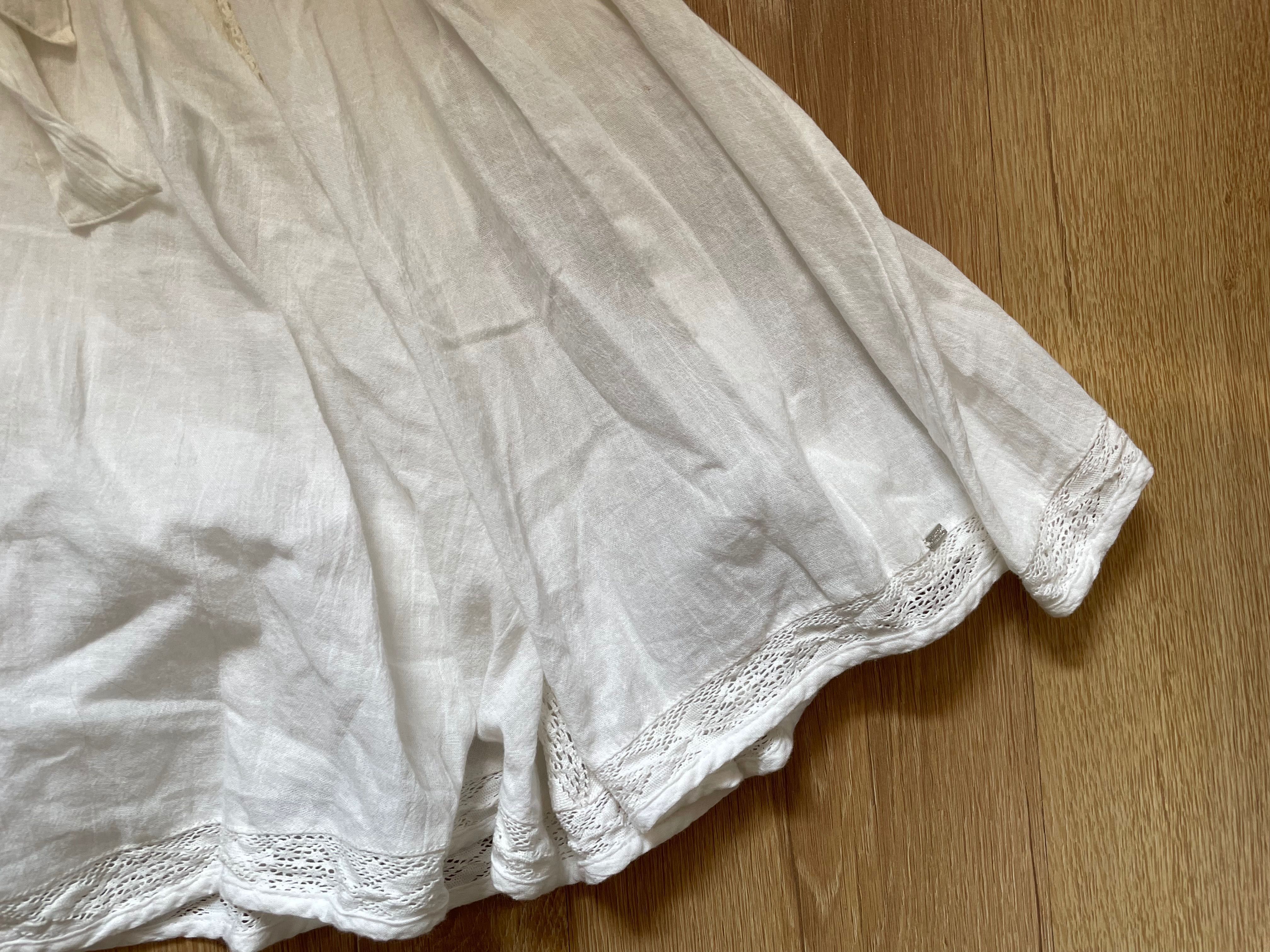 Biała koronkowa rozkloszowana sukienka z krótkim rękawkiem Superdry 38
