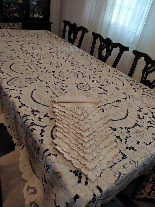 Conjunto para mesa de Jantar Porcelana, Toalha Linho e copos cristal