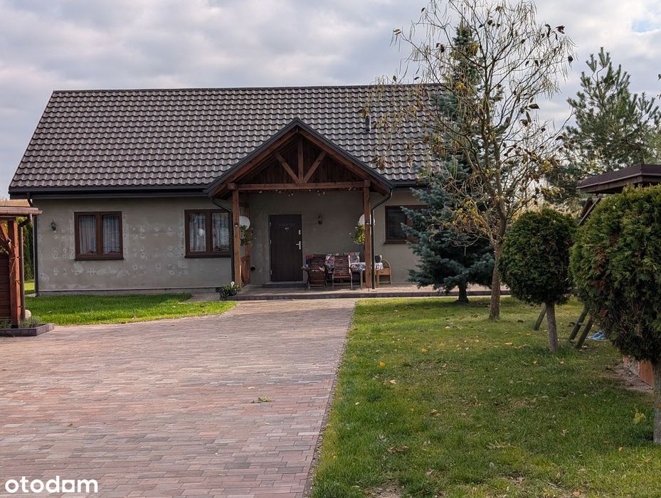 Nowoczesny,  energooszczędny dom z garażem.