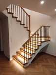 Schody drewniane, konstrukcja stalowa loft dywanowe, barierki metalowe