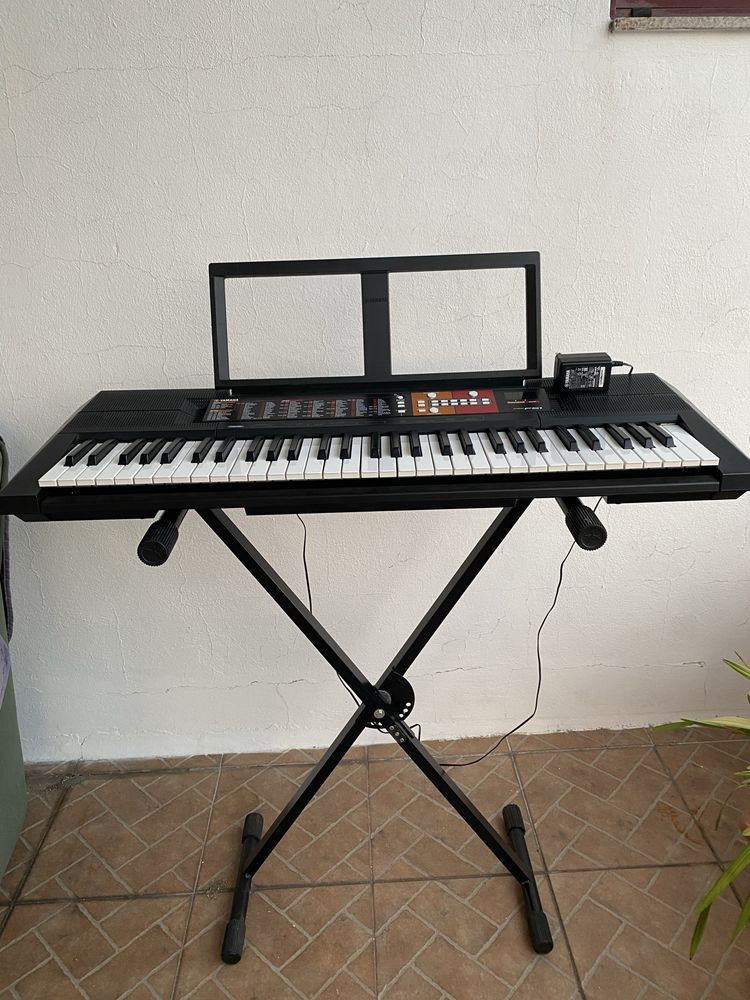 Teclado Yamaha em excelente estado + Suporte