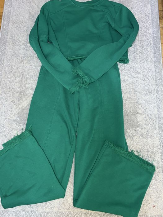 Жіночий зелний костюм