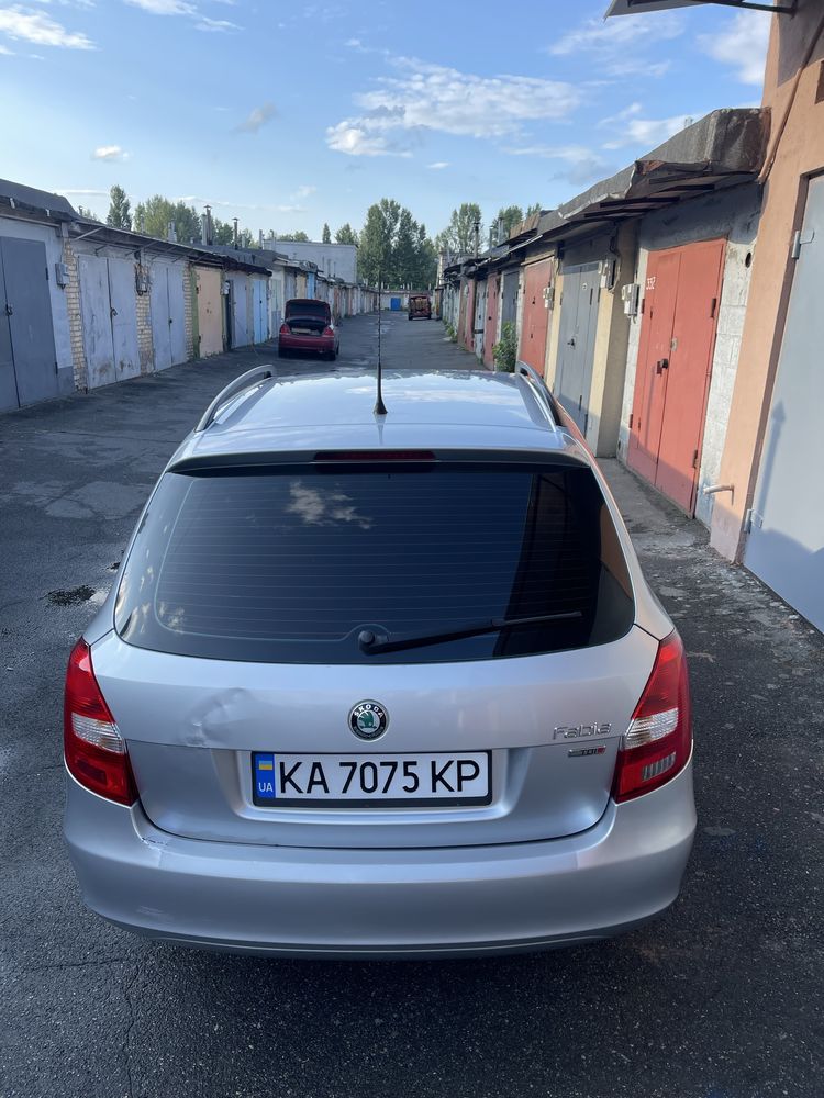 Skoda fabia 2 1.6 tdi 2011 року