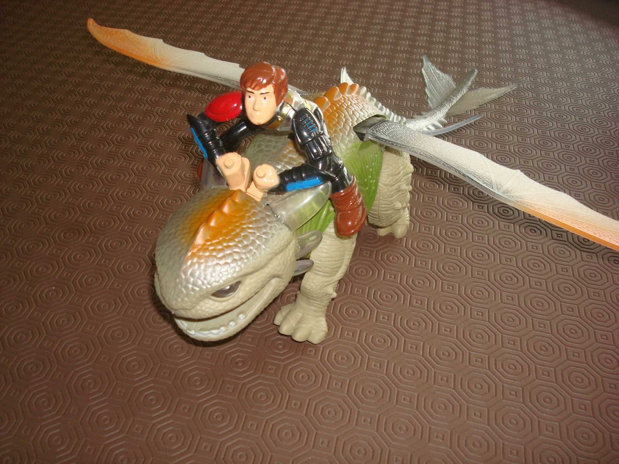 Boneco "Dragão desdentado" a pilhas