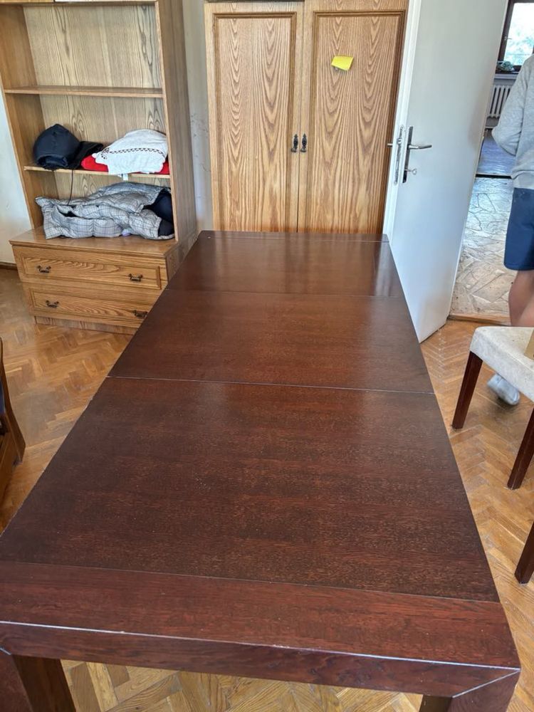 Drewniany stylowy stół z zestawem krzeseł