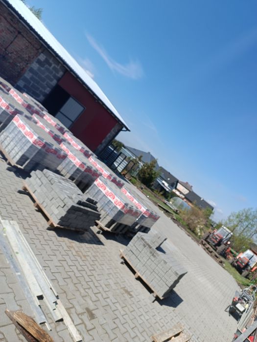 Układanie kostki brukowej brukarstwo odwodnienia równanie terenu