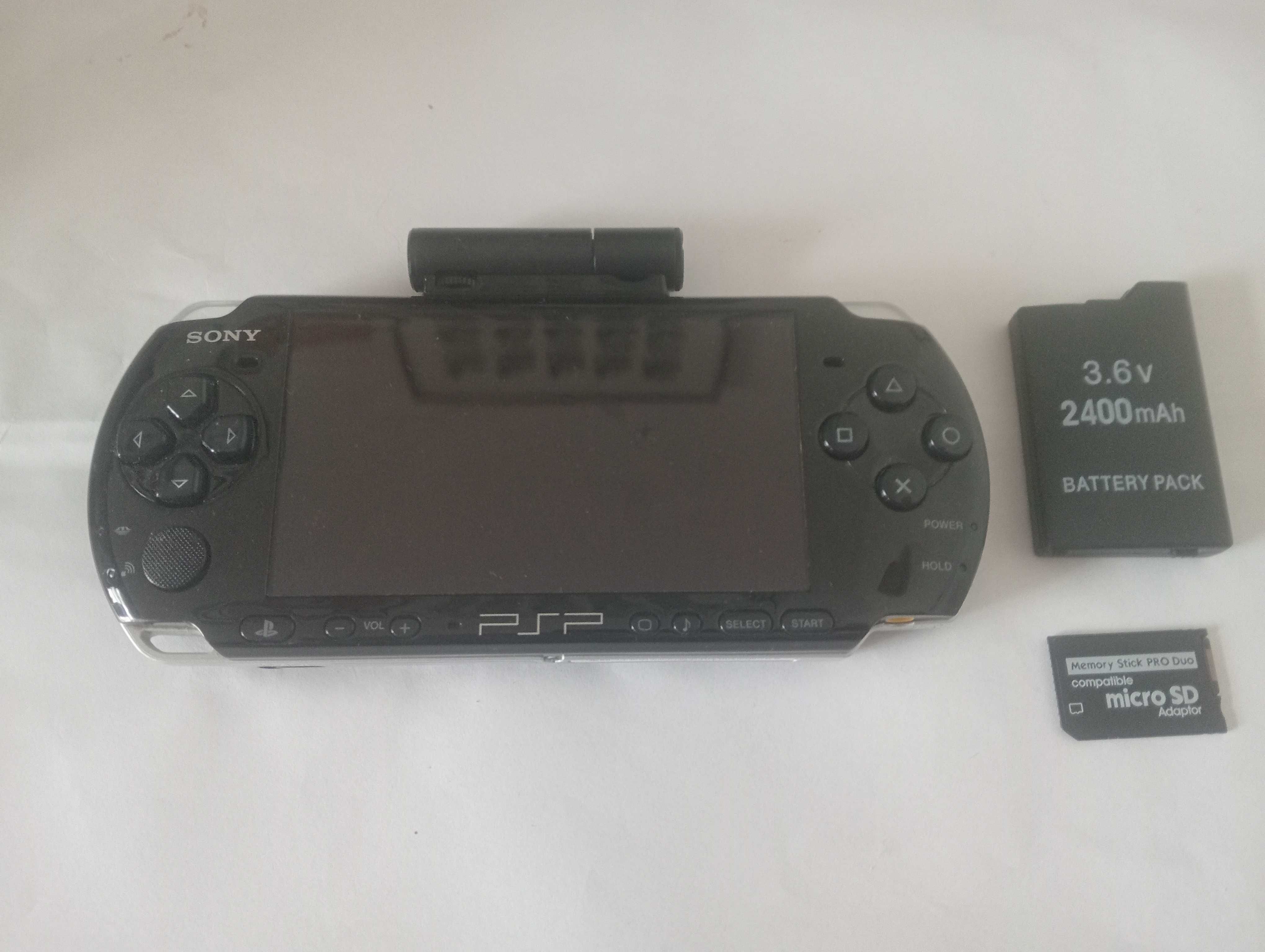 PSP 3004 + kamerka + 32GB pamięci z adapterem, ładowarka + 8 gier