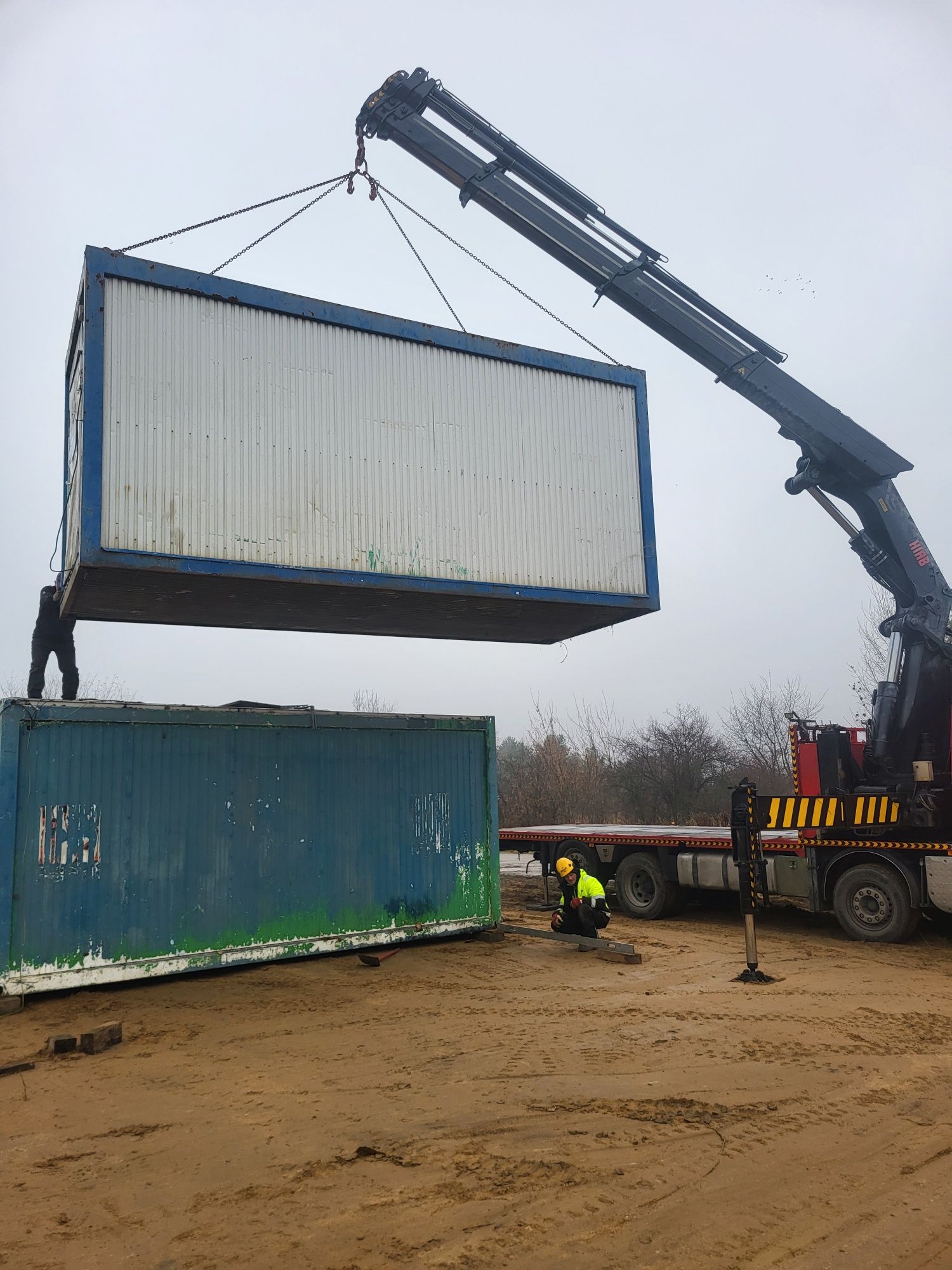 Pomoc drogowa holowanie laweta hds transport aut maszyn i kontenerów.