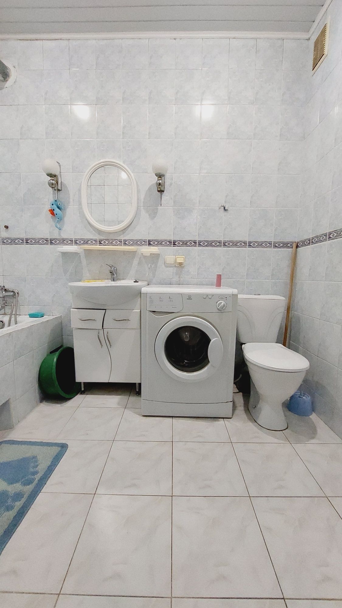 Продам 2-х кімнатну квартиру на пр. Мануйловський 5.