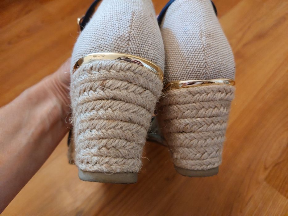 Продам босоніжки на платформі