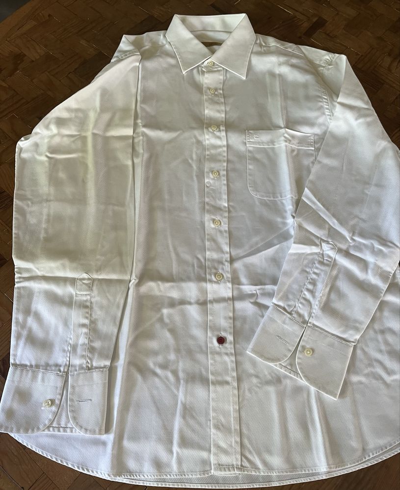 Camisa branca da Carrel
