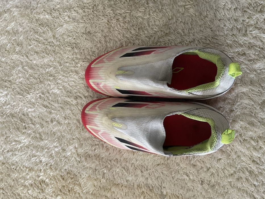 Vendo 2 pares de chuteiras